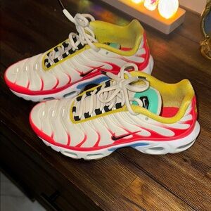 Nike White and Red Sneakers with Air Max Cushioning